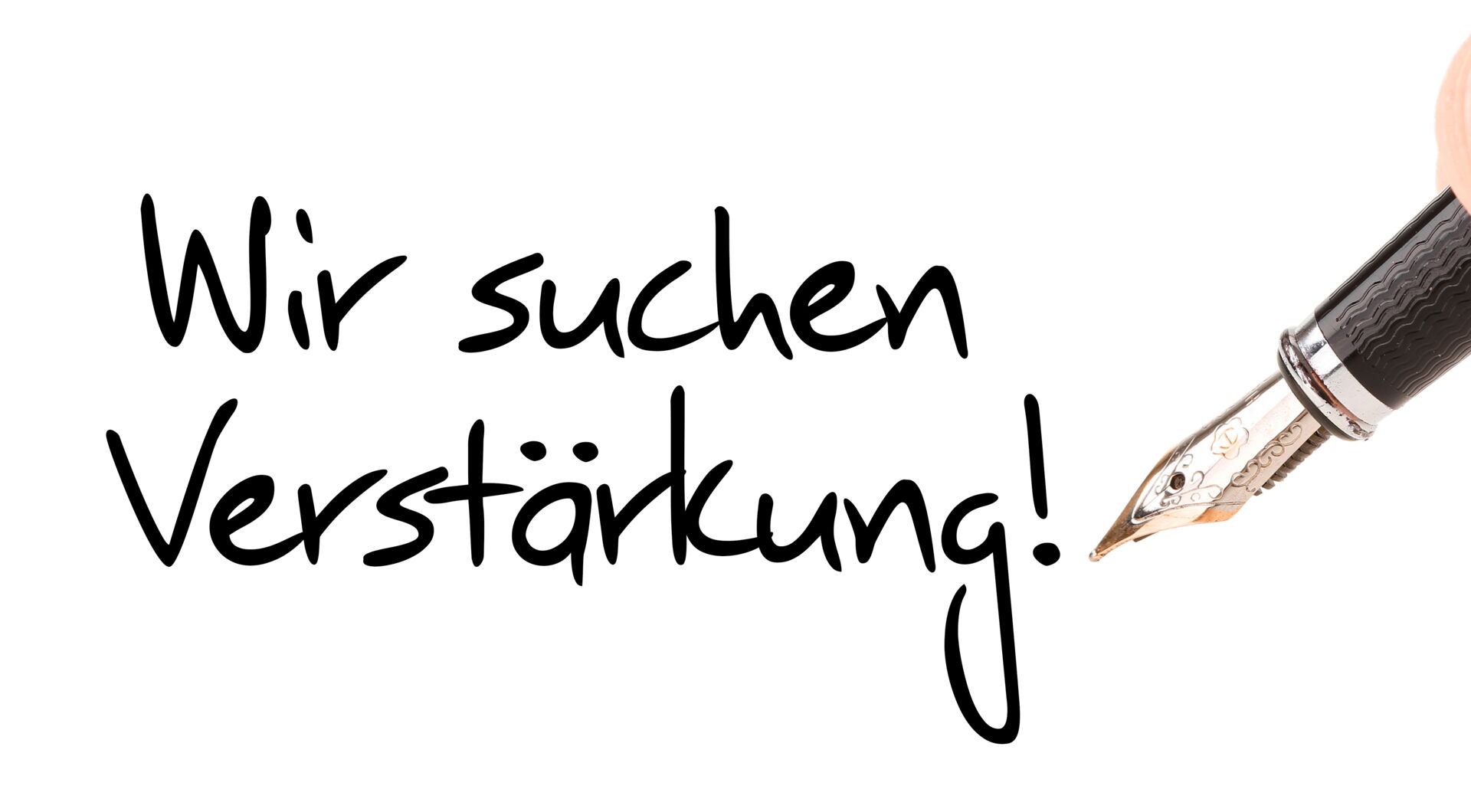 Eine Hand hält einen Füllfederhalter und schreibt die Worte "Wir suchen Verstärkung!" in eleganter Handschrift auf einen weißen Hintergrund.